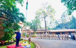 प्रजासत्ताक दिनानिमित्त मुख्यमंत्र्यांच्या वर्षा निवासस्थानी ध्वजवंदन