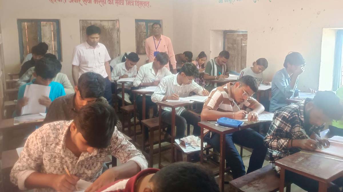 जिल्हाधिकाऱ्यांचा पहिल्याच भेटीत गैरव्यवस्थेवर प्रहार, तीन कर्मचाऱ्यांवर गुन्हे दाखल करण्याचे आदेश