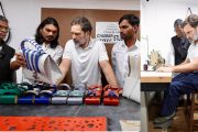 राहुल गांधींची धारावीला भेट; सुधीर चमार स्टुडिओला भेट देऊन शिवले पर्स आणि बेल्ट!!