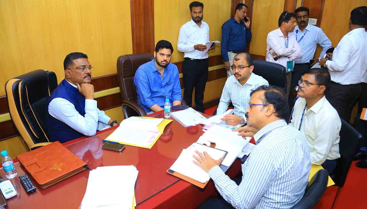 नियमबाह्य भाडे आकारणाऱ्या रिक्षा/ टॅक्सी चालकांच्या तक्रारीसाठी लवकरच व्हाट्सअप नंबर