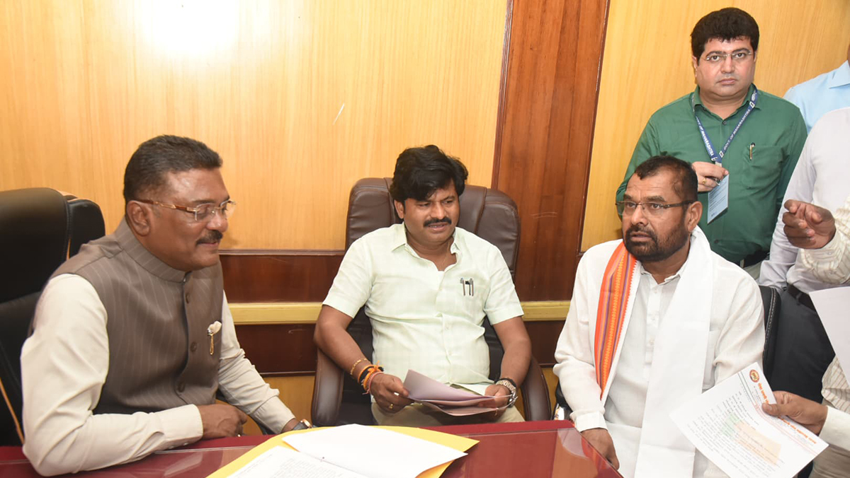 ‘एसटी’ महामंडळात मुख्यालयात तीन वर्षांपेक्षा जास्त काळ कार्यरत अधिकाऱ्यांची बदली करा; परिवहन मंत्र्यांचे बैठकीत आदेश