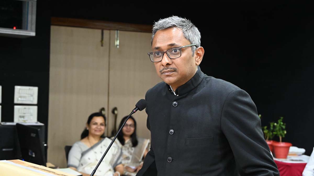 अधिकाऱ्यांनी कार्यालयाचे दार उघडे ठेवावे – निरंजनकुमार सुधांशू