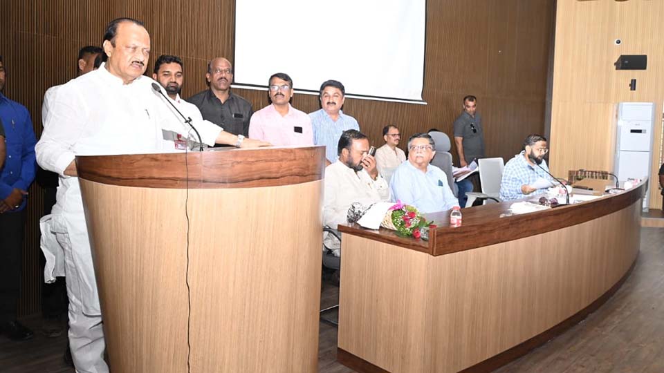 विद्यार्थ्यांनो, पुस्तके वाचा, स्वतःला सक्षम बनवा – उपमुख्यमंत्री अजित पवार यांचा सल्ला