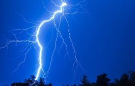 आकाशात विजांचा कडकडाट होत असल्यास कोणती खबरदारी घ्याल? जाणून घ्या