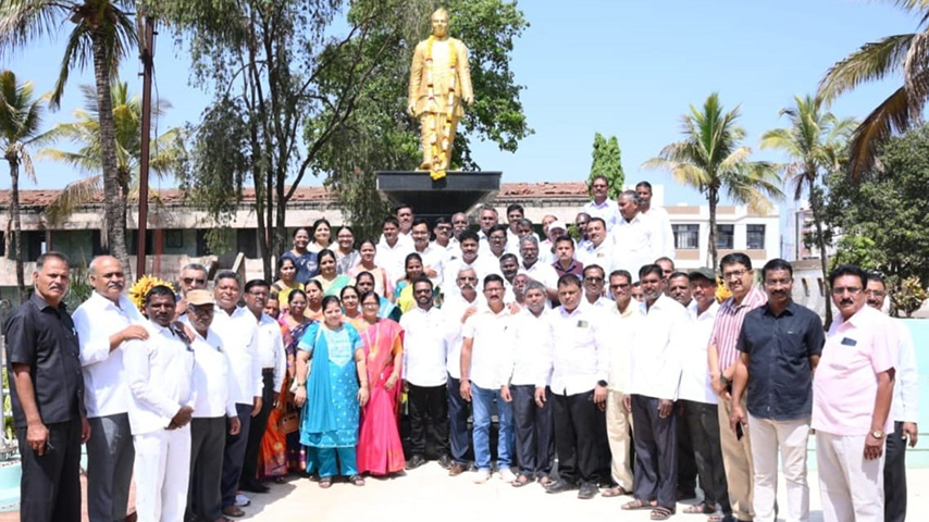 तब्बल ३९ वर्षांनी कासेगावच्या आझाद विद्यालयातील माजी विद्यार्थी-विद्यार्थिनी आले एकत्र... एक हृदयस्पर्शी स्नेहमेळा संपन्न!