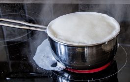 दूध उकळलं की बाहेर सांडतं… पण पाणी नाही, का बरं?