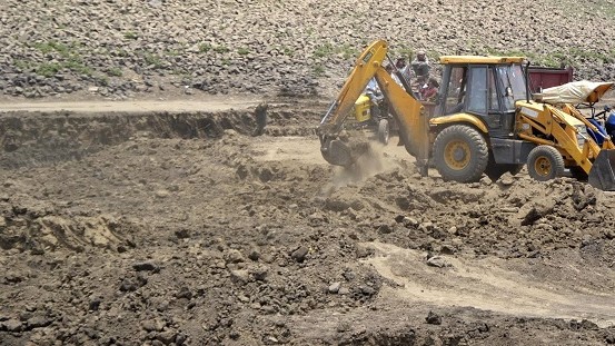 शेतकरी, घरकुल लाभार्थ्यांसाठी आनंदवार्ता! आता गाळ, माती, मुरूम, दगड मिळणार विनामुल्य