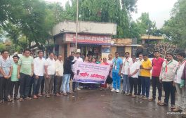 इस्लामपूर येथे युवक राष्ट्रवादीचे भर पावसात आंदोलन