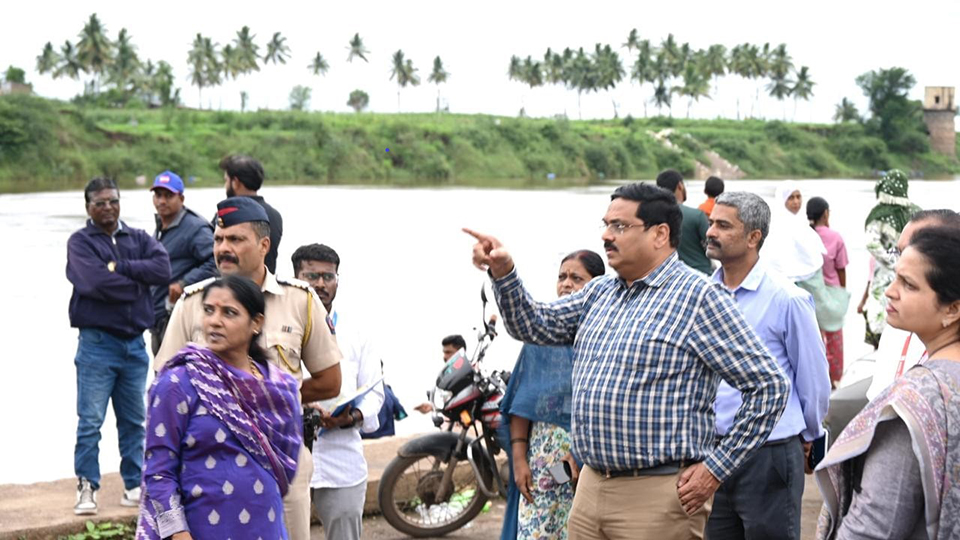 जिल्हाधिकारी अशोक काकडे यांनी केली संभाव्य पूरपरिस्थितीच्या अनुषंगाने स्थळ पाहणी