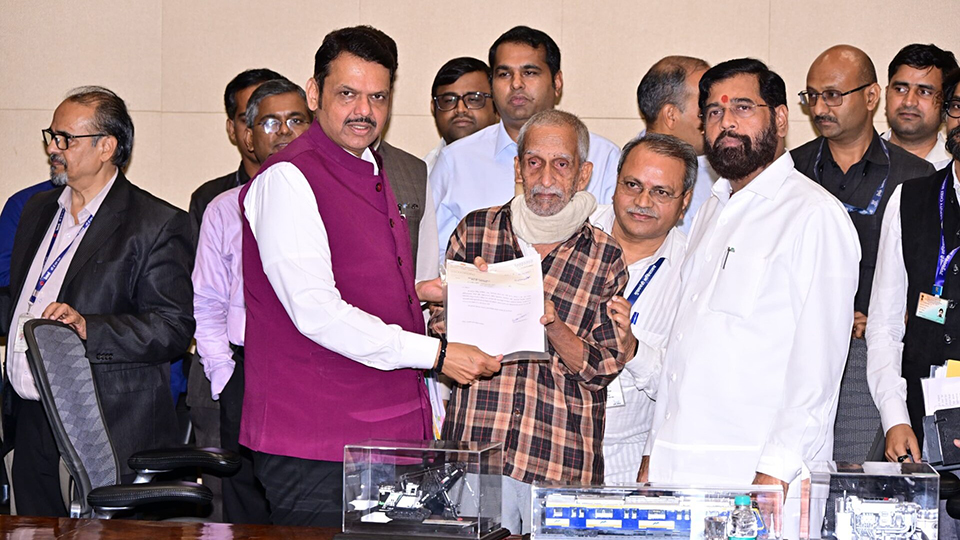 सिंधुदुर्गचे सुपुत्र सदानंद करंदीकर यांचे दातृत्व; वीस लाखांचा निधी मुख्यमंत्र्यांकडे सुपूर्द