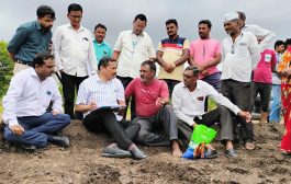 जिल्हाधिकाऱ्यांसह सर्व अधिकारी शेतकऱ्यांच्या भेटीला शेतात...