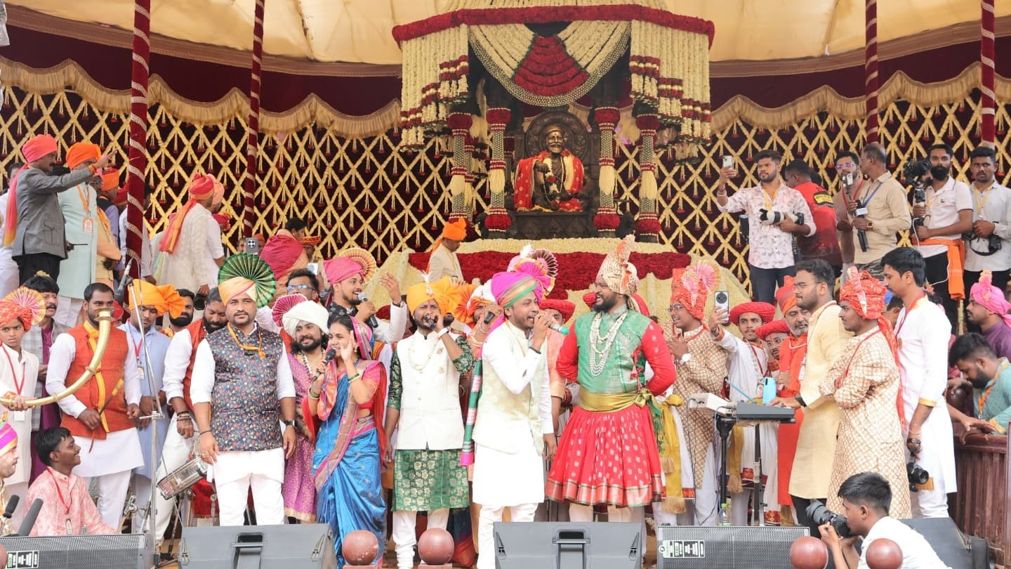 रायगडावर शिवराज्याभिषेक दिन मोठ्या जल्लोषात साजरा, रायगडावर शिवप्रेमींची प्रचंड गर्दी