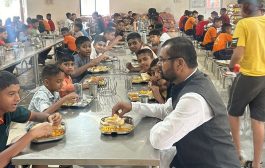 मुलांसोबतच्या गप्पा अन् मिसळपावचा गोडवा... माजी मंत्री सदाभाऊ खोत यांचा मुलांशी संवाद