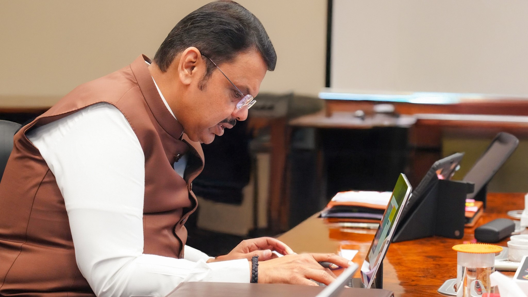 राज्यात ई-मंत्रिमंडळ! मंत्र्याचा कारभार आयपॅडवर; कागद हद्दपार