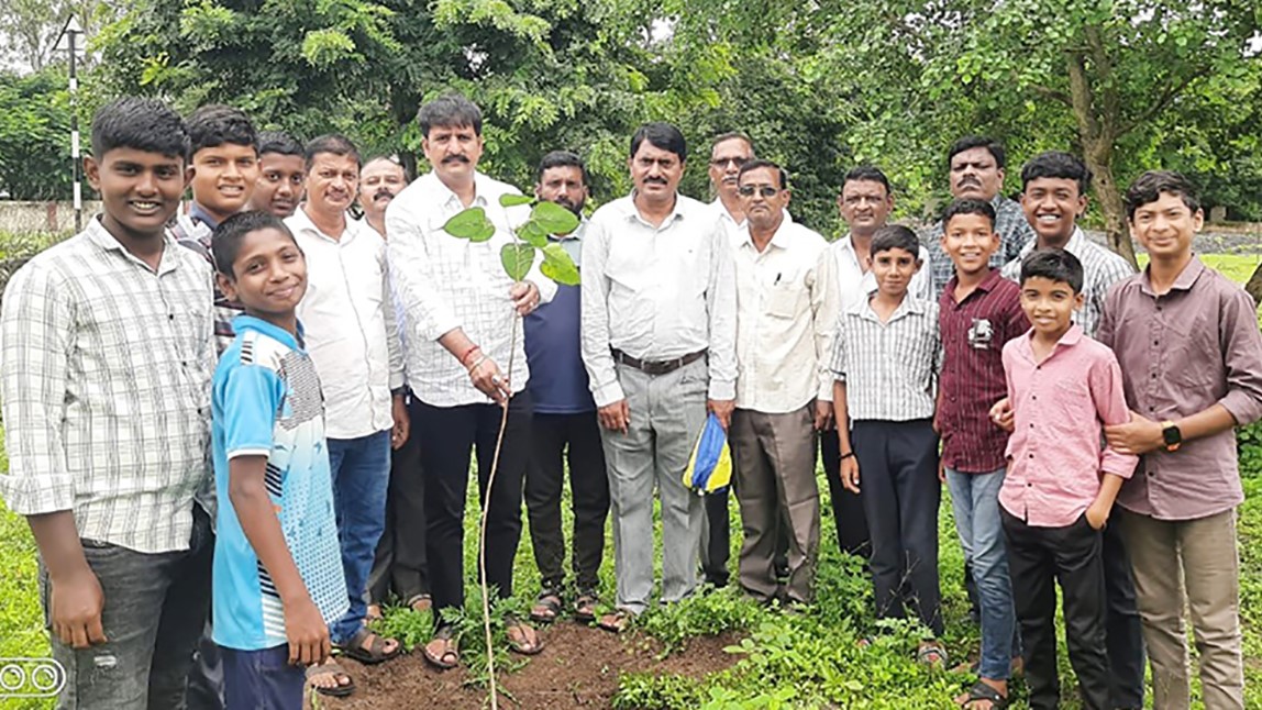 कामेरी येथे विविध शैक्षणिक संकुल व सार्वजनिक ठिकाणी वृक्षारोपण