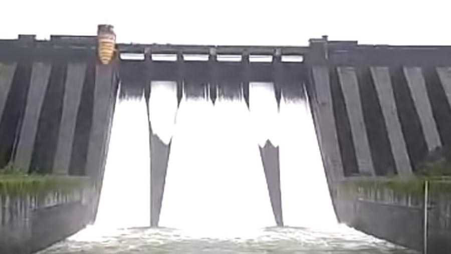 कोयना धरणाचे वक्र दरवाजे उघडले, नदीकाठच्या गावांना सतर्कतेचा इशारा