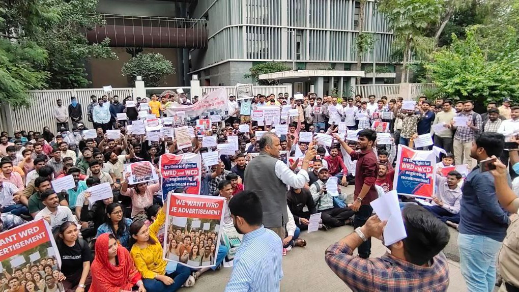 पुण्यात काँग्रेसचा 'रोजगार सत्याग्रह', अभियंता भरतीसाठी २७ जिल्ह्यांतील युवकांचा सहभाग