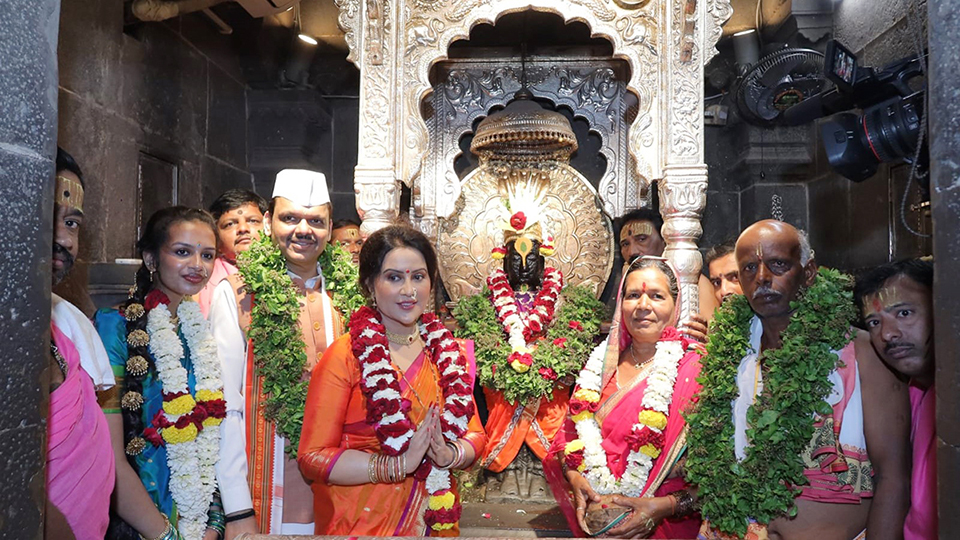 बा विठ्ठला... बळीराजाला सुखी ठेव, सर्वांनाच सन्मार्गाने जगण्याची सुबुद्धी दे, मुख्यमंत्र्यांचे विठ्ठल चरणी साकडे