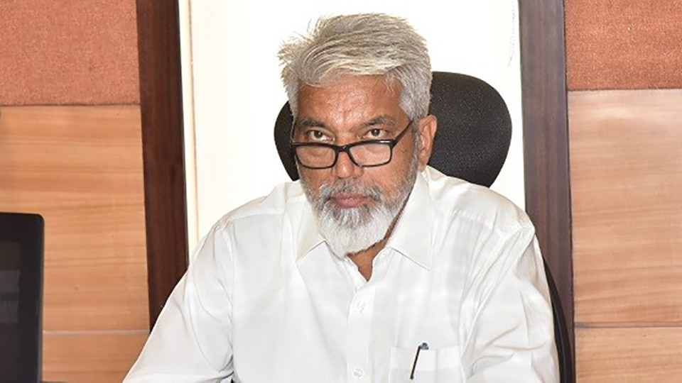 सामान्य विद्यार्थ्यालाही सैनिकी शाळांमध्ये शिक्षणासाठी सकारात्मक निर्णय घेणार : मंत्री दादाजी भुसे