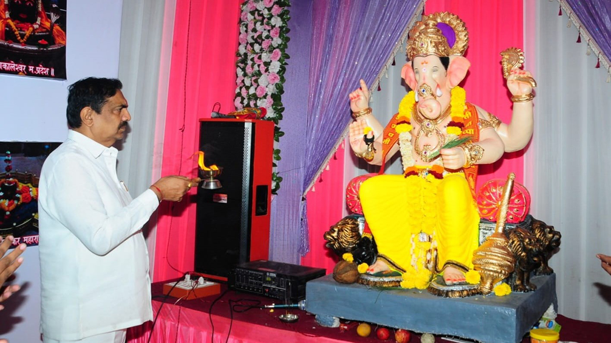 आ.जयंत पाटील यांचे उरूण इस्लामपूर शहरात 'श्रीं'च्या आरतीचे शतक पूर्ण, जपला गेल्या ४० वर्षाचा ऋणानुबंध!