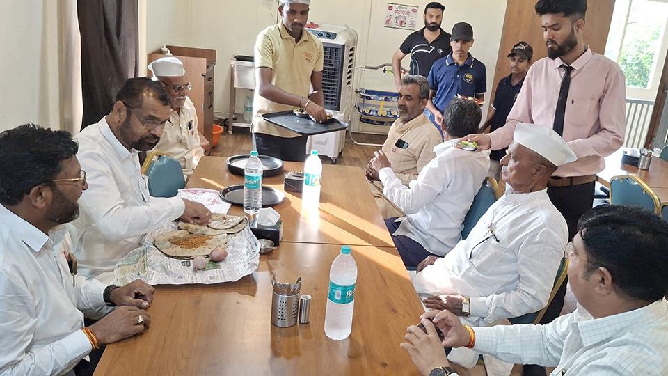 भाकरीचा घास, मायेचा सुवास...चळवळीचं खरं रूप हेच!