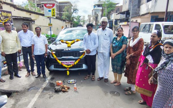 इस्लामपूर : समर्थ को-ऑपरेटिव्ह सोसायटीतर्फे वाहन वितरण