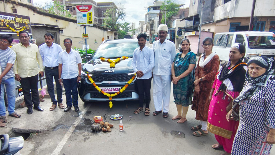 इस्लामपूर : समर्थ को-ऑपरेटिव्ह सोसायटीतर्फे वाहन वितरण