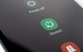 फोन रिस्टार्ट करायचा की पॉवर ऑफ? 'हे' गुपित समजून घ्या आणि मोबाईल ठेवा कायम फिट!