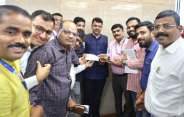 आमदारांच्या स्वीय सहाय्यकांचा पूरग्रस्तांसाठी मदतीचा हात, मुख्यमंत्री सहाय्यता निधीत ३ लाख जमा