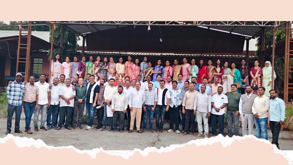 तीन दशकांनंतर वर्गमित्रांची भेट; इस्लामपूर हायस्कूल १९९६ दहावीचा स्नेहमेळावा