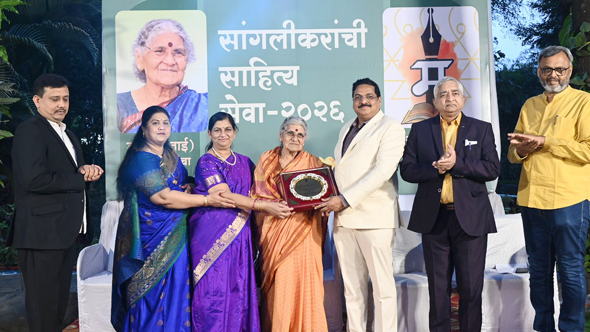 जिल्हाधिकारी अशोक काकडे यांच्या मोतीबागेत फुलली शब्दफुलांची मैफल