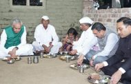 राज्यपाल आचार्य देवव्रत यांनी पिंपरखेडच्या साबळे कुटुंबियांच्या घरी घेतला भोजनाचा आस्वाद