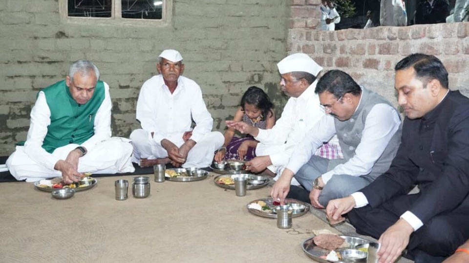 राज्यपाल आचार्य देवव्रत यांनी पिंपरखेडच्या साबळे कुटुंबियांच्या घरी घेतला भोजनाचा आस्वाद