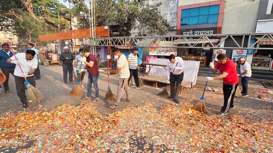 उत्सवाच्या जल्लोषानंतर स्वच्छतेचा 'सांगली पॅटर्न'!; स्वतः जिल्हाधिकारी उतरले मैदानात