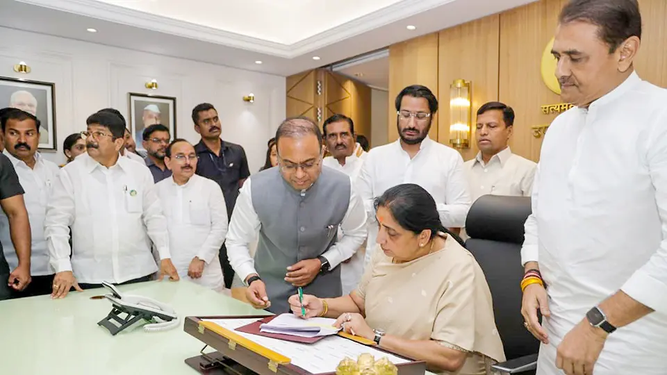 सुनेत्रा पवार यांनी स्वीकारला उपमुख्यमंत्रीपदाचा पदभार