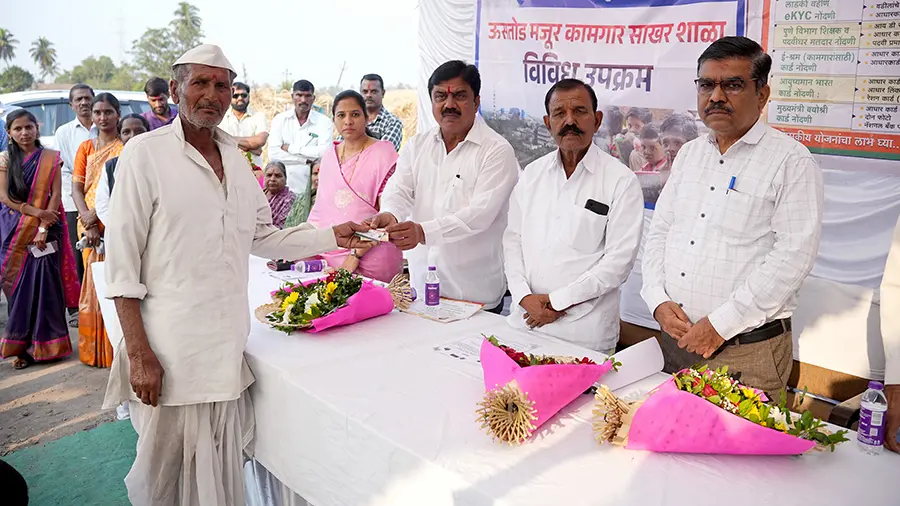 कृष्णा कारखान्याचा स्तुत्य उपक्रम; ऊस तोडणी कामगारांना 'आयुष्मान भारत' कार्डचे वितरण