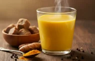झोपण्यापूर्वी हळदीचं दूध पिता? त्यात १ गुळाचा खडा घाला; आरोग्यावर होईल 'असा' परिणाम