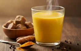 झोपण्यापूर्वी हळदीचं दूध पिता? त्यात १ गुळाचा खडा घाला; आरोग्यावर होईल 'असा' परिणाम