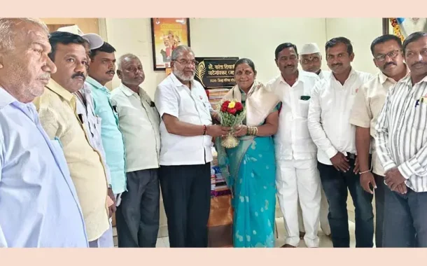 बोरगावात कांता वाटेगावकर यांचा राजू शेट्टींच्या हस्ते सत्कार