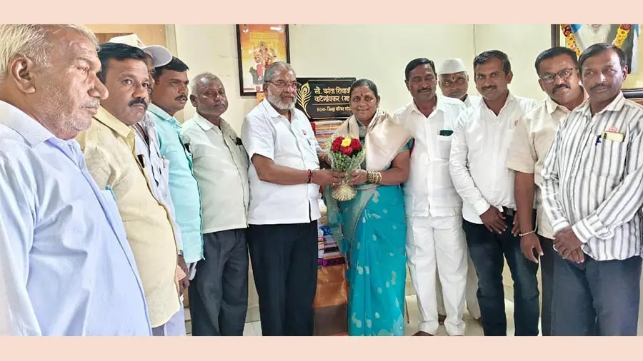 बोरगावात कांता वाटेगावकर यांचा राजू शेट्टींच्या हस्ते सत्कार