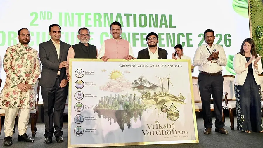 पर्यावरणासाठी फडणवीस सरकारचा मोठा 'प्लॅन'; राज्यात ३०० कोटी वृक्षलागवडीचा संकल्प