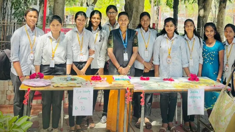 ईश्वरपूरच्या यशवंतराव चव्हाण महाविद्यालयात 'इको-फ्रेंडली' रंगपंचमी; विद्यार्थ्यांनी स्वतः बनवले नैसर्गिक रंग!