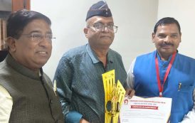 प्रा. डॉ. जयवंत इंगळे यांना आदर्श शिक्षक पुरस्कार प्रदान