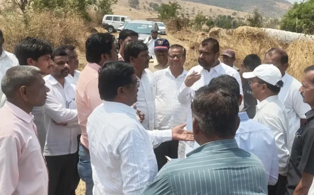 आ. सदाभाऊ खोत यांची अधिकाऱ्यांसोबत 'शिवार फेरी; वाकुर्डे योजनेच्या कामावरून अधिकाऱ्यांची कानउघडणी