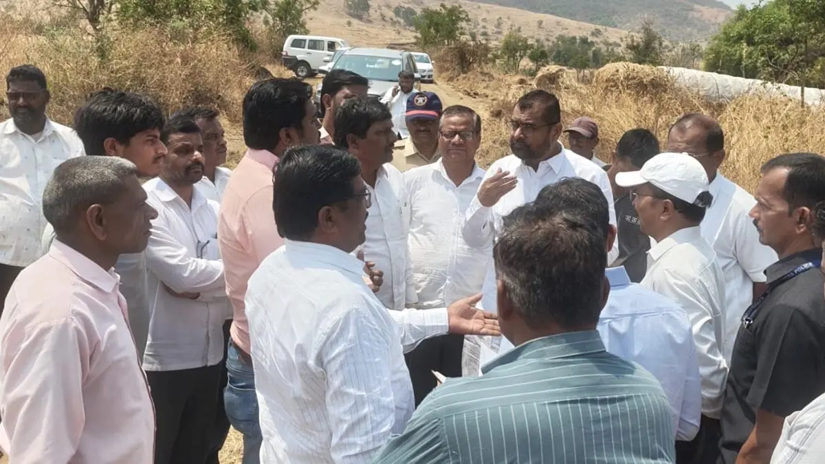 आ. सदाभाऊ खोत यांची अधिकाऱ्यांसोबत 'शिवार फेरी; वाकुर्डे योजनेच्या कामावरून अधिकाऱ्यांची कानउघडणी