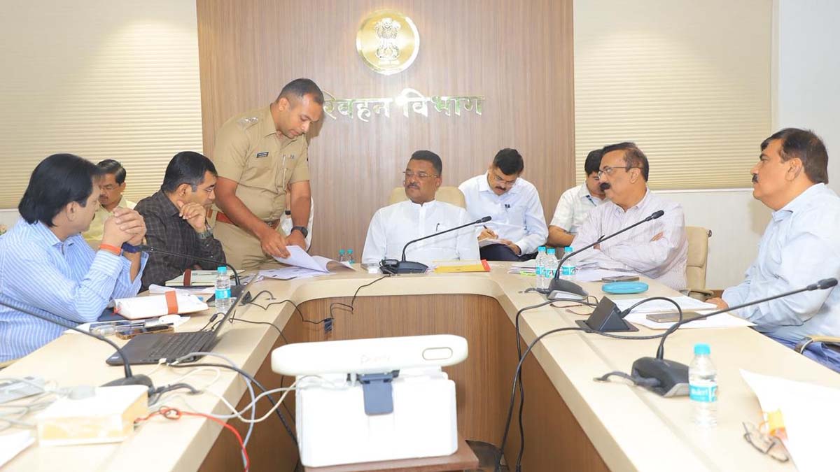 राज्यात अवैध प्रवासी वाहतुकीवर आळा घालण्यासाठी कडक पावले; दुर्लक्ष करणाऱ्या अधिकाऱ्यांवर होणार कारवाई