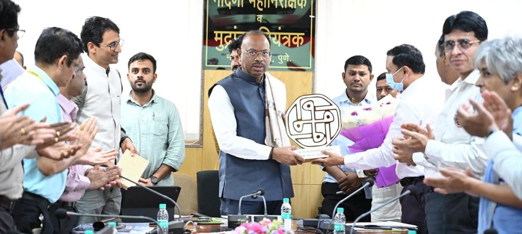 ई-प्रमाण प्रकल्पाच्या राज्यव्यापी शुभारंभा प्रसंगी महसूल मंत्री चंद्रशेखर बावनकुळे व इतर मान्यवर